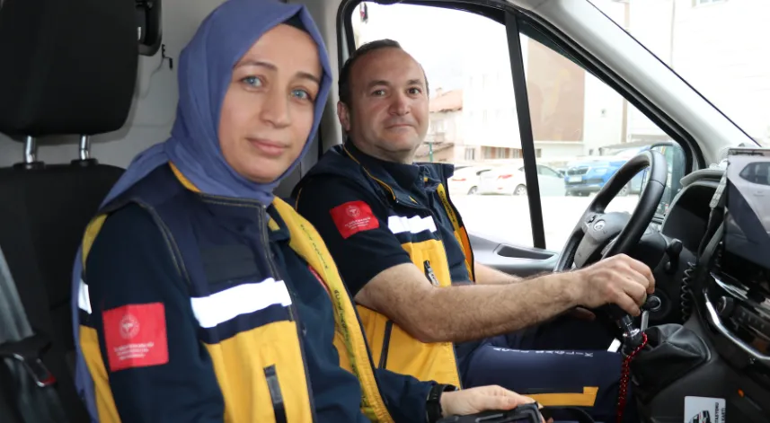 Sağlık çalışanı karı koca aynı ambulansta hayat kurtarıyor