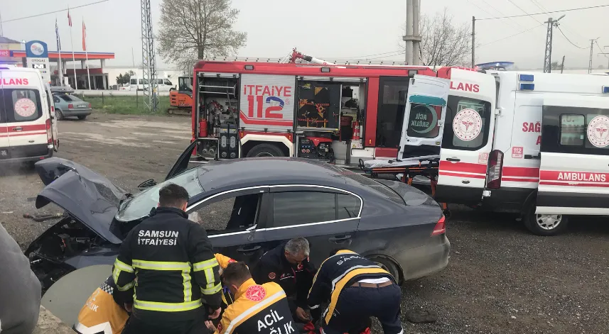 Samsun’da kaldırıma çarpan otomobildeki 2 kişi yaralandı