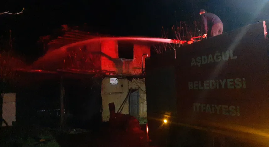 Mangal ateşinden çıkan yangında bağ evi kullanılamaz hale geldi