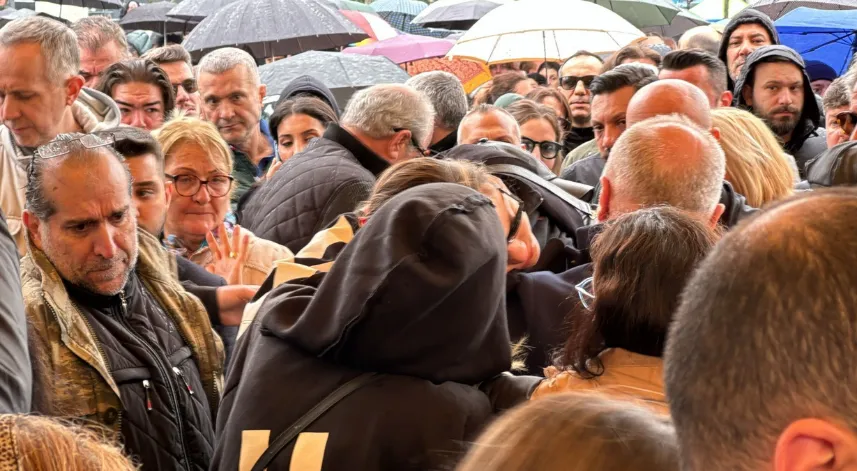 Volkan Konak'ın kızı Şimal Konak cenaze töreninde fenalaştı