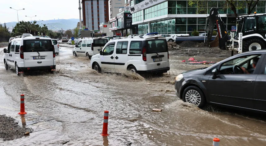 Samsun'da etkili olan sağanak ve dolu sürücülere zor anlar yaşattı