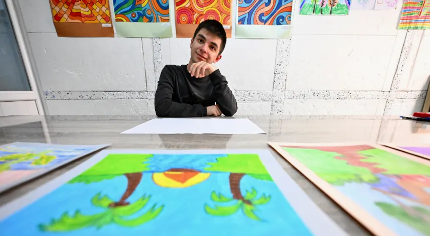 Resim tutkunu otizmli genç 100'e yakın eser ortaya çıkardı