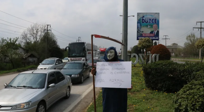 'Bayramda bana iş çıkarmayın' pankartıyla D-100'e çıktı; sürücüleri uyardı