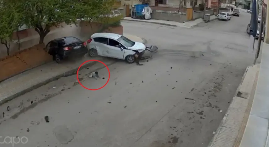  7 kişinin yaralandığı kazada, 4 yaşındaki çocuğun camdan fırladığı anlar kamerada