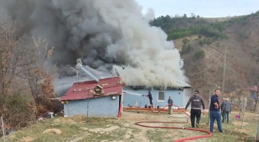 Çıkan yangında ev kullanılamaz hale geldi