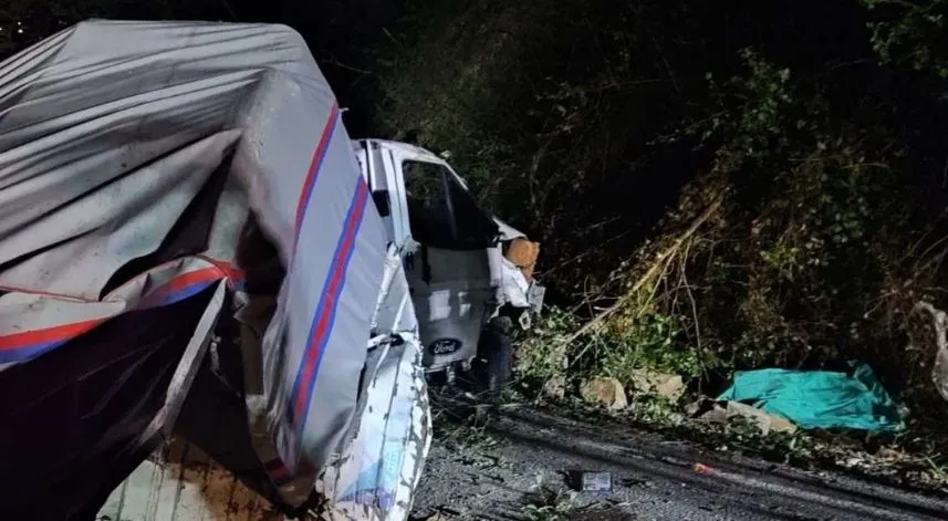 Uçuruma yuvarlanan kamyonetteki 1 kişi öldü, 1 kişi yaralandı