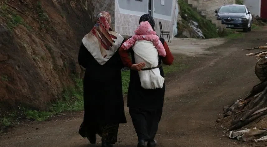 Sırtında taşıdığı bebekle maça giden kadının bordo-mavi sevgisi