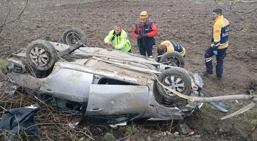 Şarampole devrilen otomobildeki 1 kişi öldü, 2 kişi yaralandı