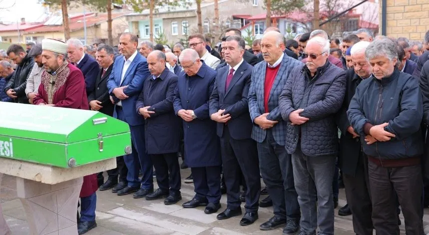 Milli Savunma Bakanı Güler, Bayburt'ta vefat eden yengesinin cenaze törenine katıldı