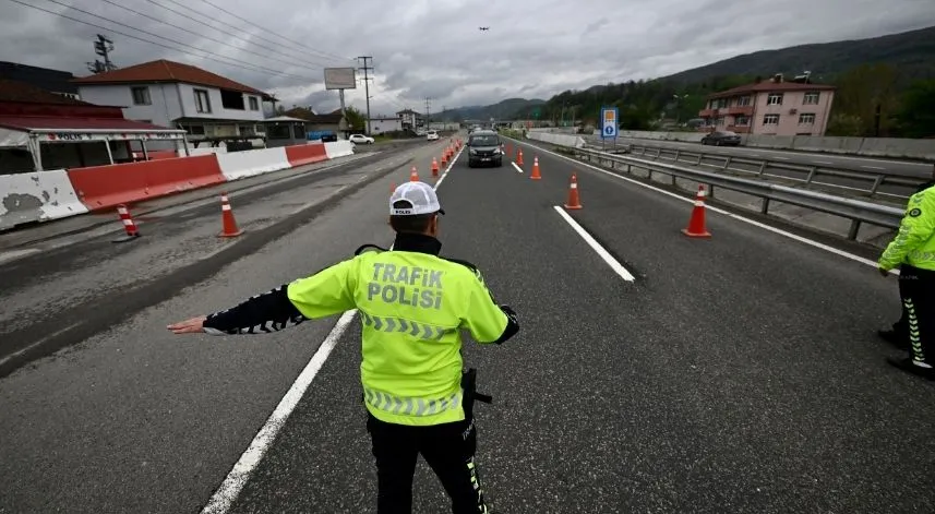 Artvin'de tır dorsesinde yurt dışına kaçmaya çalışan 3 zanlı yakalandı