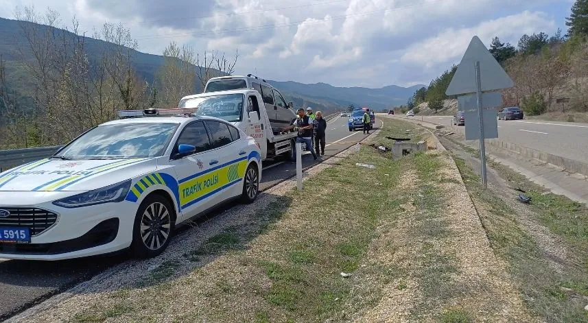 Menfeze çarpan hafif ticari araçta 1 kişi öldü, 2 kişi yaralandı