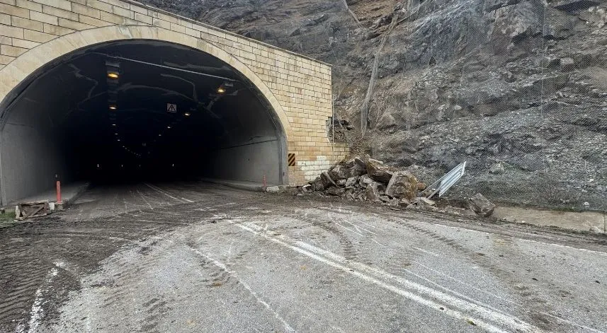 Gümüşhane-Trabzon kara yolunda heyelan meydana geldi