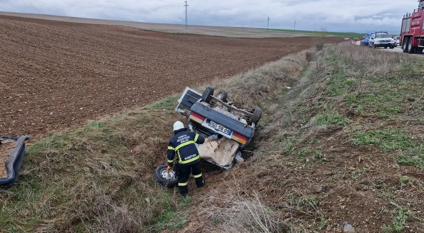 Şarampole devrilen araçtaki 2 yaralıya trafik polisi moral verdi