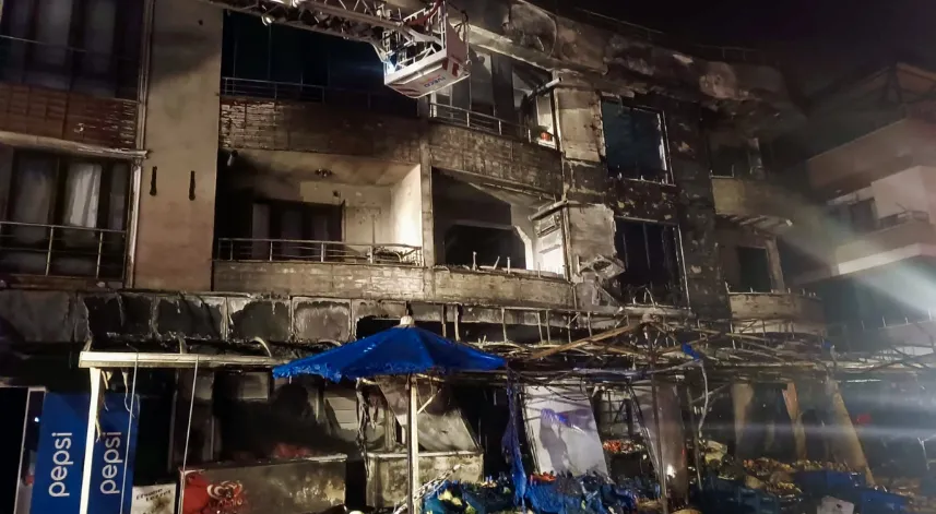 Düzce'de çıkan yangında 2 katlı apartman kullanılamaz hale geldi