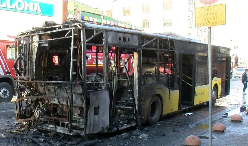 İstanbul'da İETT otobüsü yanarak kullanılamaz hale geldi