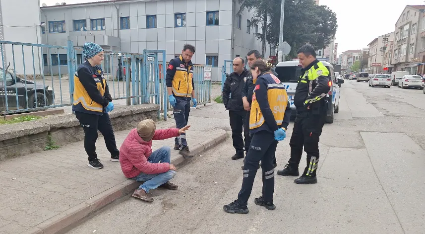Samsun'da polis kaldırımda uyuklayan kişiyi güvenli şekilde evine götürdü