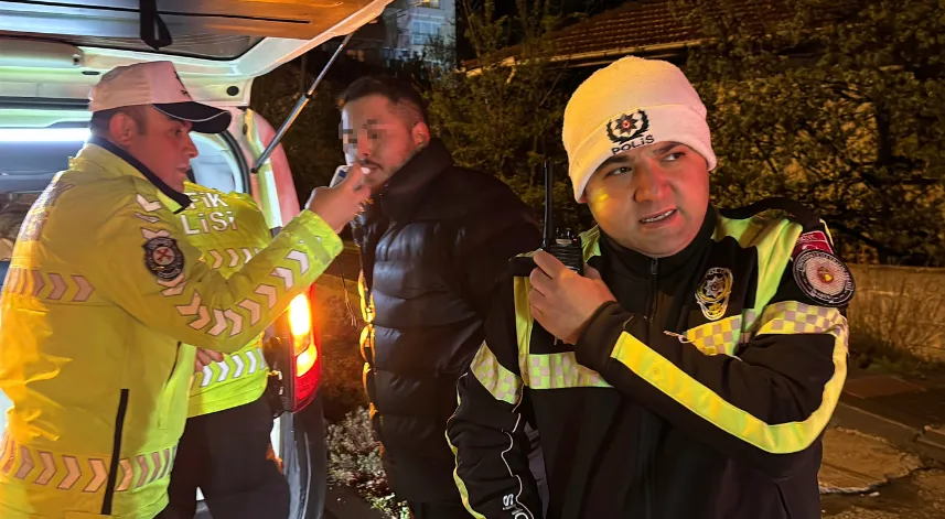 Trafiği tehlikeye düşürüp dans etmişti, 22 bin lira ceza kesildi