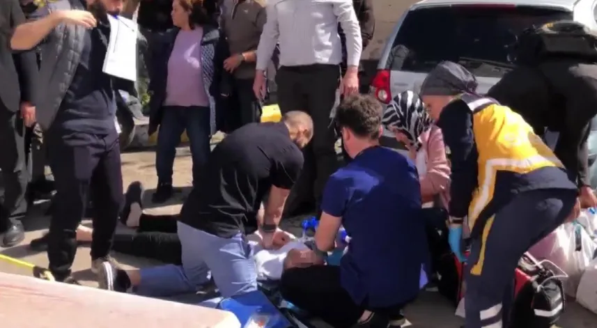 Taburcu olduğu hastanenin önünde kalbi durdu, kalp masajı ile hayata döndü