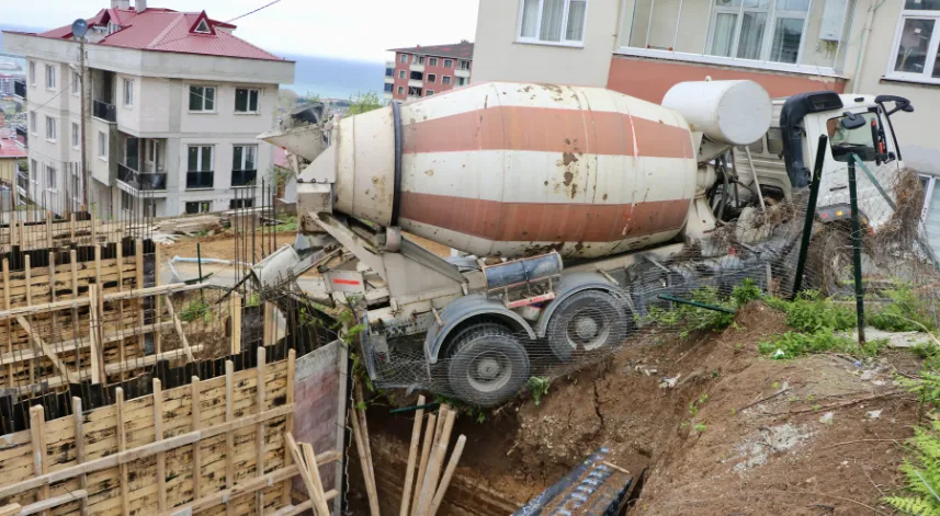 Trabzon'da yokuştan kayan beton mikseri inşaat ile yol arasında asılı kaldı