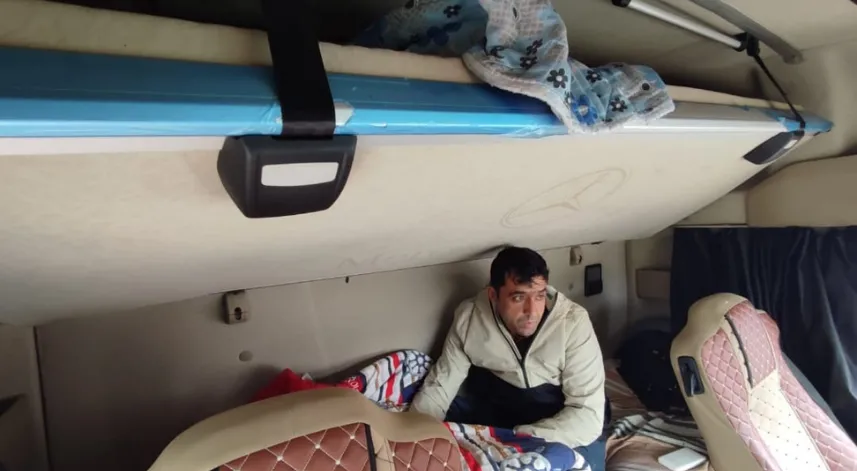 Kaçak göçmenler, TIR’ların yatak bölümünde uyurken yakalandı