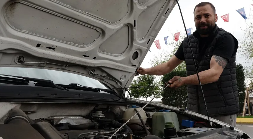 Arızalanan aracını, gaz koluna ip bağlayıp, 1,5 kilometre uzaklıktaki sanayiye götürdü