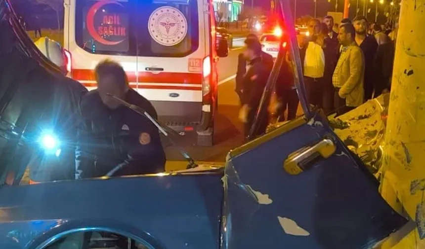 Trabzon'da elektrik direğine çarpan otomobilin sürücüsü ağır yaralandı