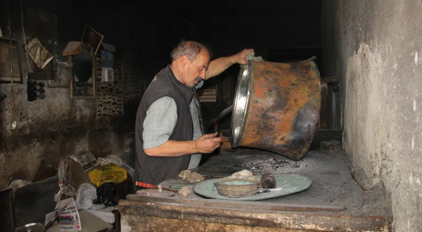 Baba mesleği kalaycılığı yarım asrı aşkındır aynı dükkanda sürdürüyor
