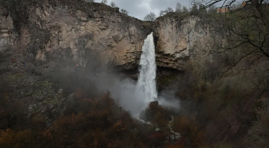 Giresun'daki Çağlayan Şelalesi ilkbaharda karların erimesiyle canlandı