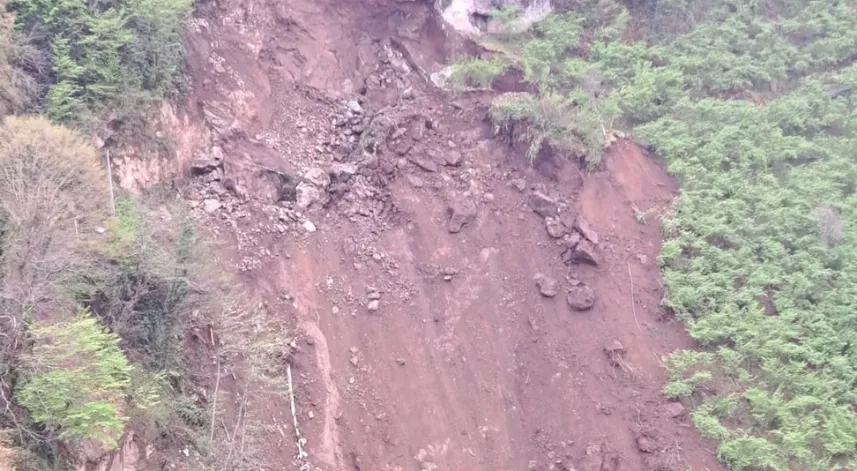 Trabzon'un Araklı ilçesindeki heyelan korkuttu