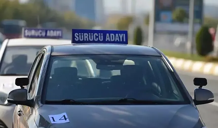 Ehliyet sınavında kopya çekmek isteyen 2 kişi yakalandı