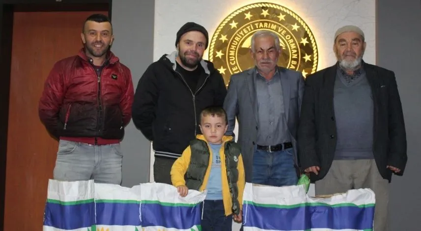 Pazar'da çiftçilere yağlık ayçiçeği tohumu dağıtıldı