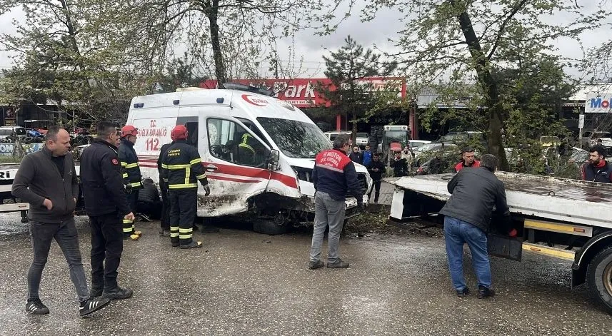 Zonguldak'ta ambulansla otomobilin çarpıştığı kazada 2 kişi ağır yaralandı