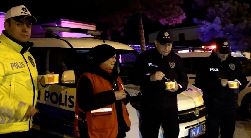 Kızılay’dan soğukta görev yapan polislere sıcak çorbalı kutlama