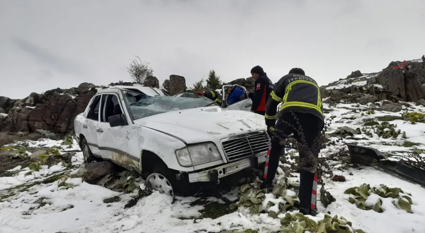  Otomobil 60 metrelik uçuruma yuvarlandı: 4 yaralı