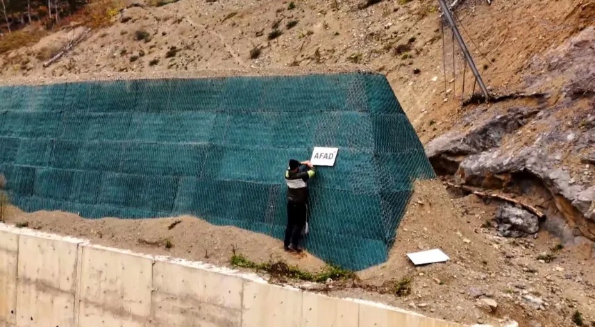 Kaya düşme tehdidine 'gabion duvar'lı kalkan
