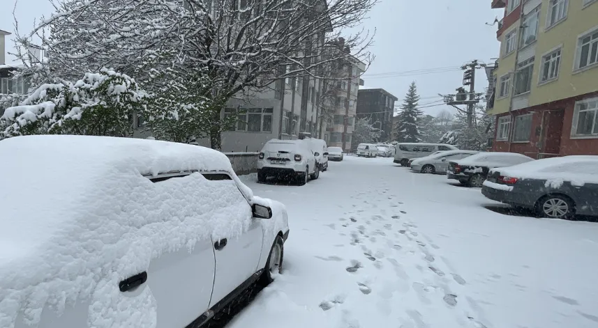 Bolu kent merkezi nisanda yağan karla beyaza büründü