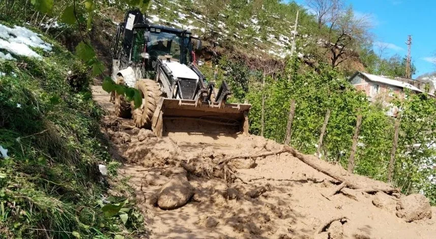 Ordu'da heyelan nedeniyle kapanan yol ulaşıma açıldı
