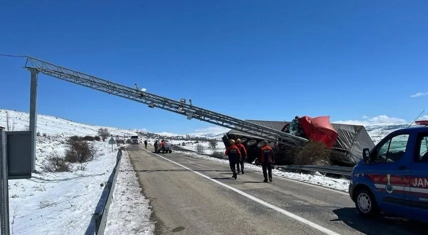 Kontrolden çıktı, bariyerlerde asılı kaldı : 1 yaralı