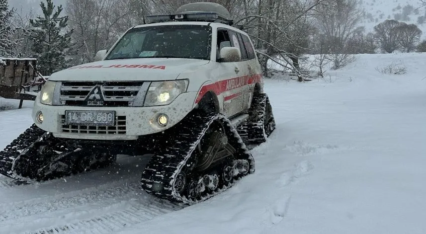 Ayağından yaralanan kadının yardımına paletli ambulans ile yetiştiler