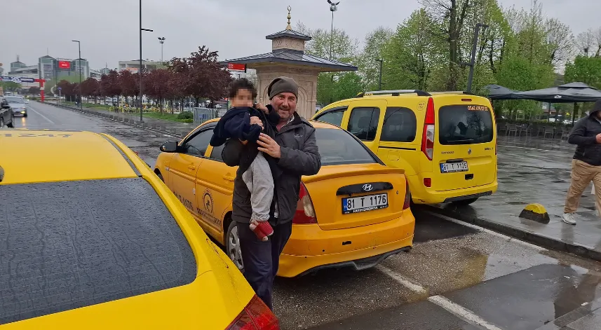 Taksiciler, buldukları küçük çocuğu ailesine ulaştırdı