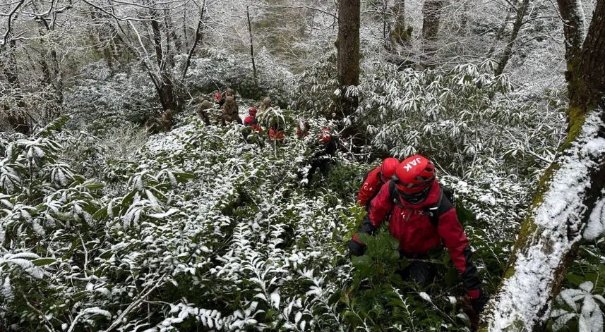 Yurda yasa dışı yollarla giren ve yardım talebinde bulunan şüphelilere 11 saat süren kurtarma operas