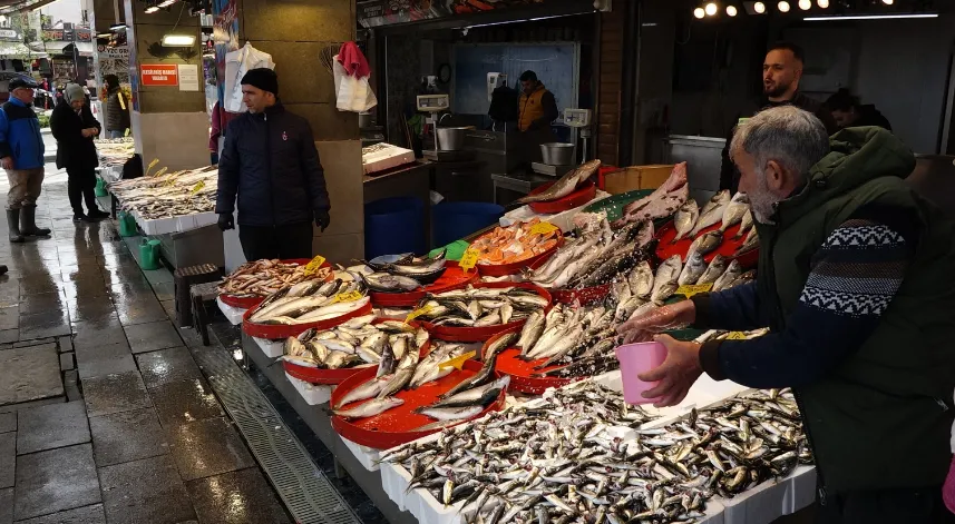 Av yasağına sayılı günler kala balık tezgahlarında çeşit bolluğu