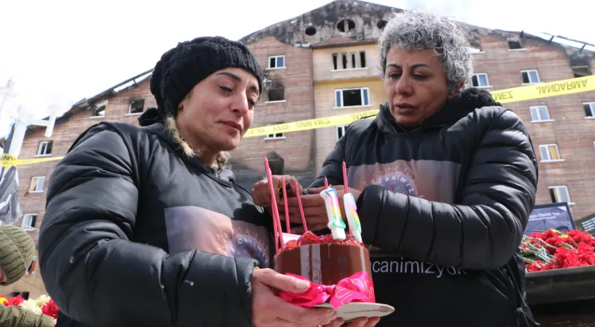 78 kişinin hayatını kaybettiği otelin önünde gözyaşlarına boğuldular