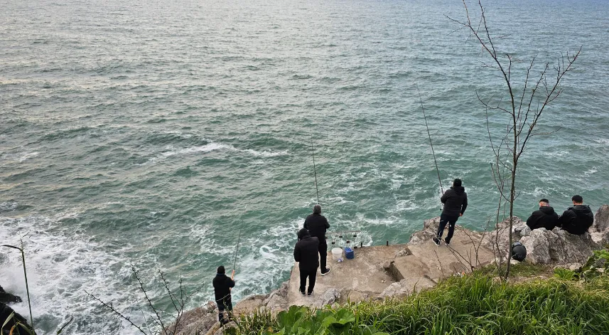 Balıkçılar falezlerde hafta sonunun tadını çıkardı