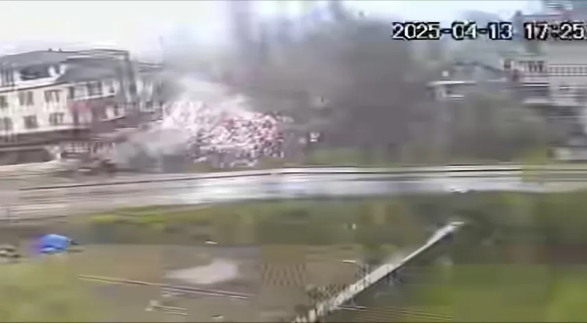 Bartın'da ağaca düşen yıldırım kamerada