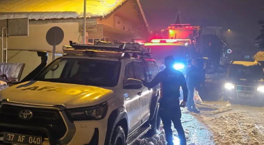 Kardan dolayı ulaşılamayan köydeki hasta için ekipler harekete geçti