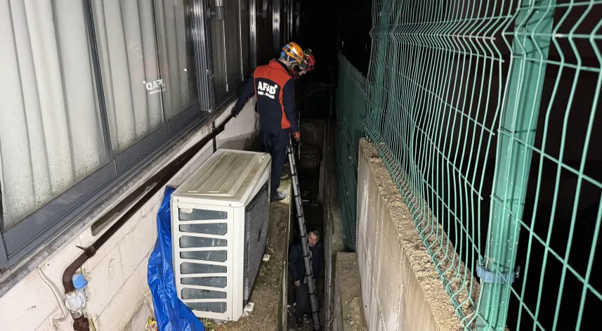İki duvar arasındaki boşluğa düşen kişiyi AFAD ekipleri kurtardı