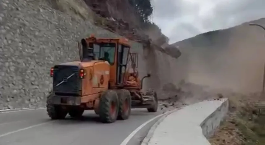 Artvin’de operatörün heyelandan son anda kurtulduğu anlar kamerada
