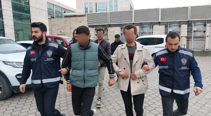 Ehliyet sınavına kopya düzeneğiyle giren 3 kardeş yakalandı