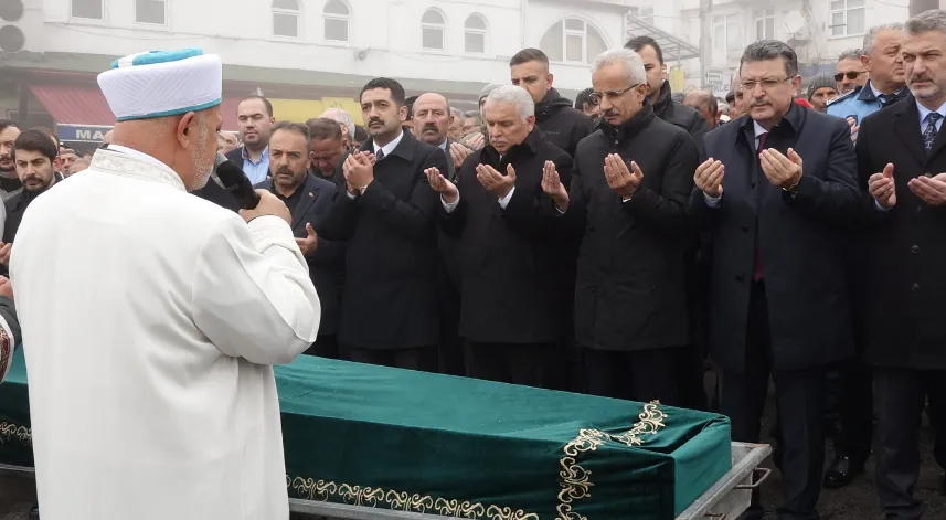 Bakan Uraloğlu, yakınının cenazesine katıldı